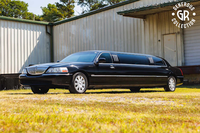 2006 Lincoln Town Car by Royale Limousine