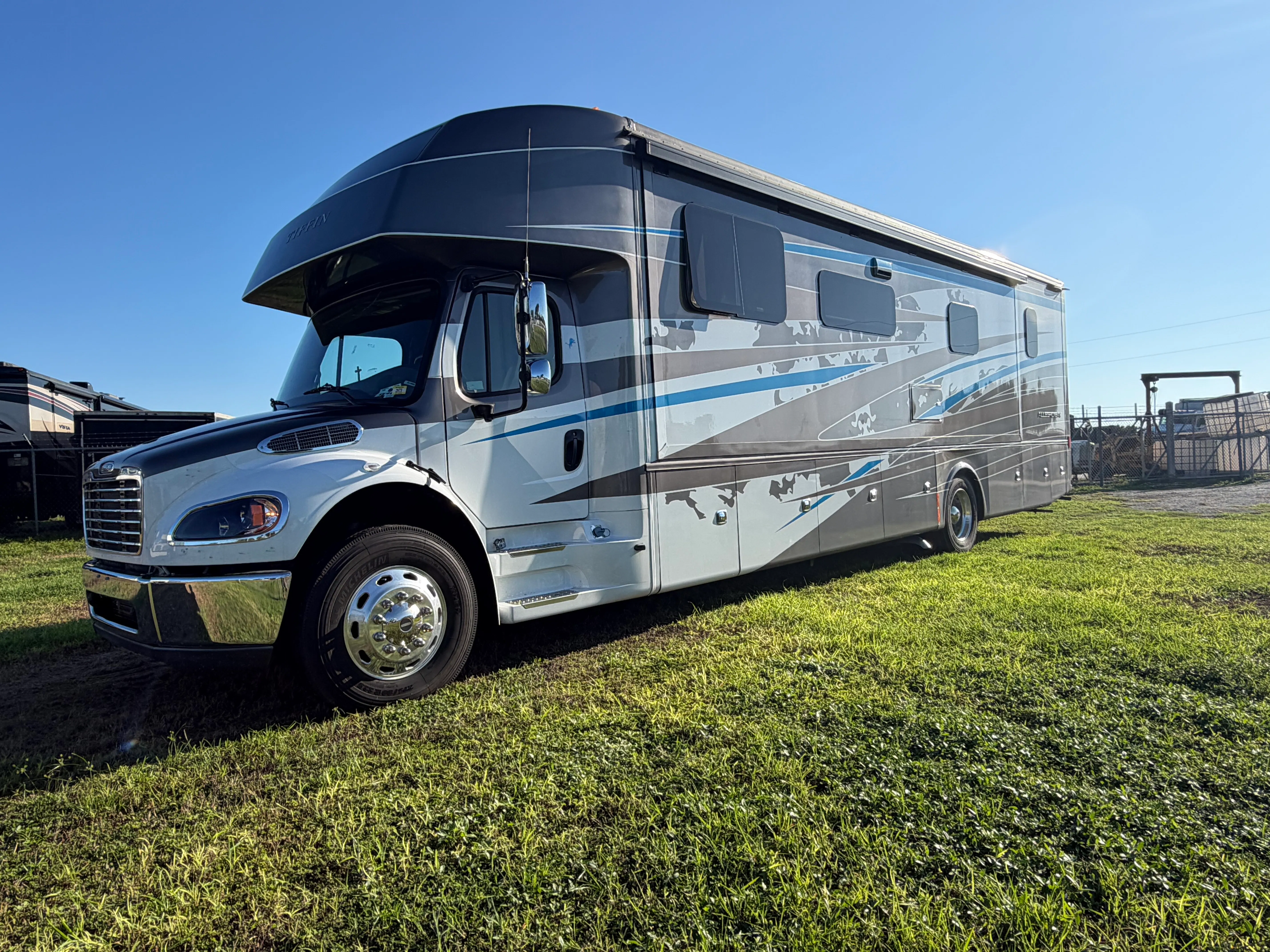 16k-Mile 2023 Tiffin Allegro Bay 38BB