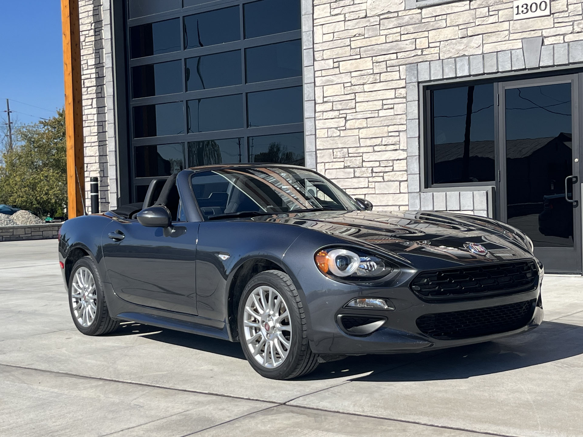 14k-Mile 2017 Fiat 124 Spider Classica