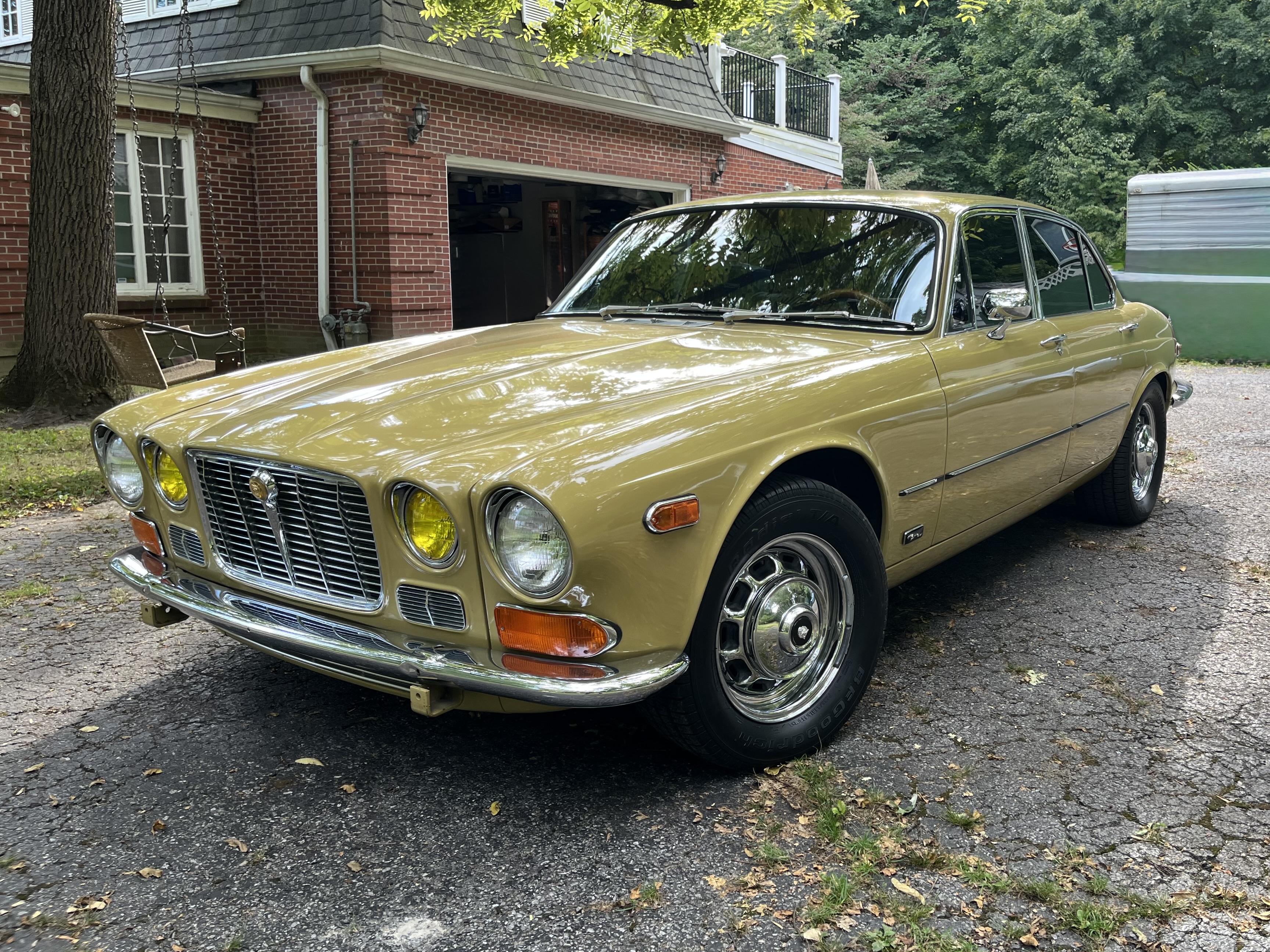 350-Powered 1973 Jaguar XJ6 Sedan