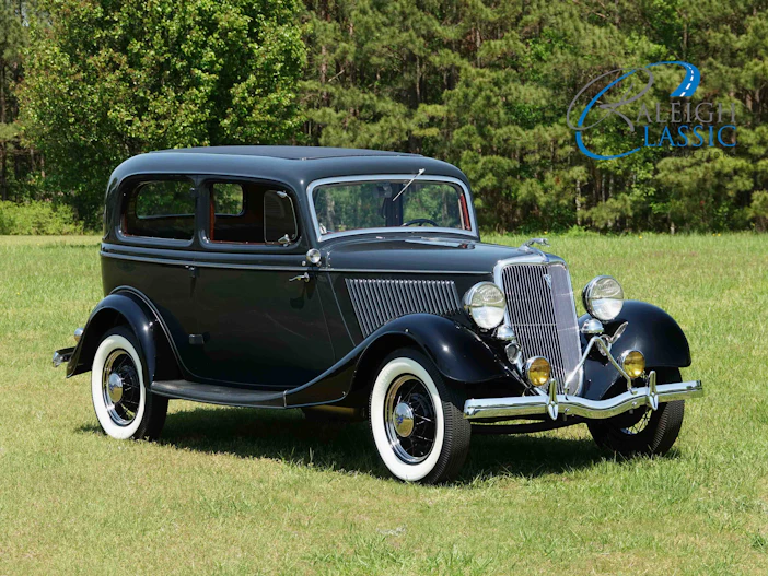 1934 Ford Model 40 Deluxe Sedan