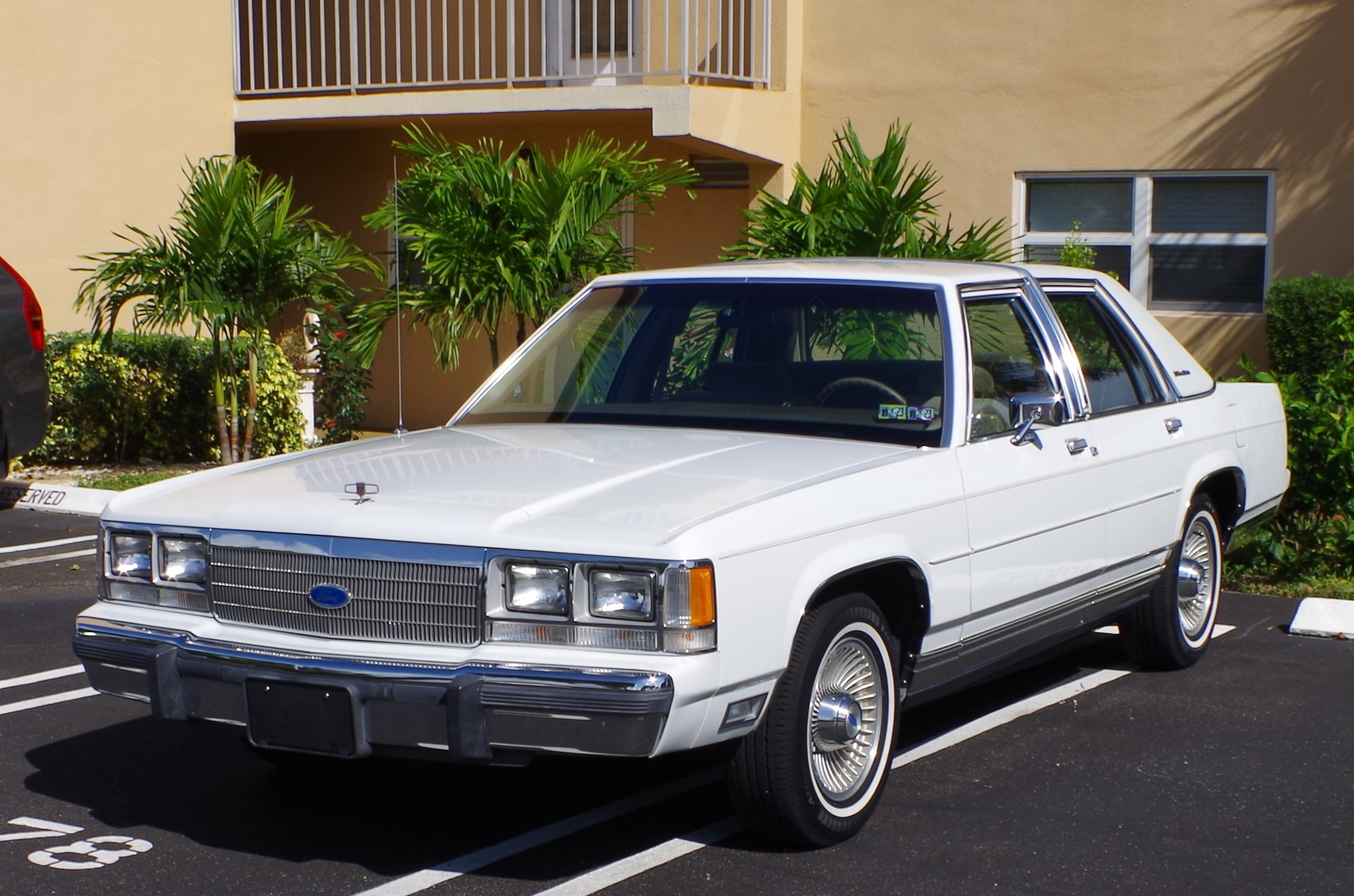 1991 Ford LTD Crown Victoria LX Sedan