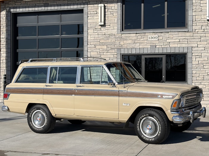 Fuel-Injected 1973 Jeep Wagoneer