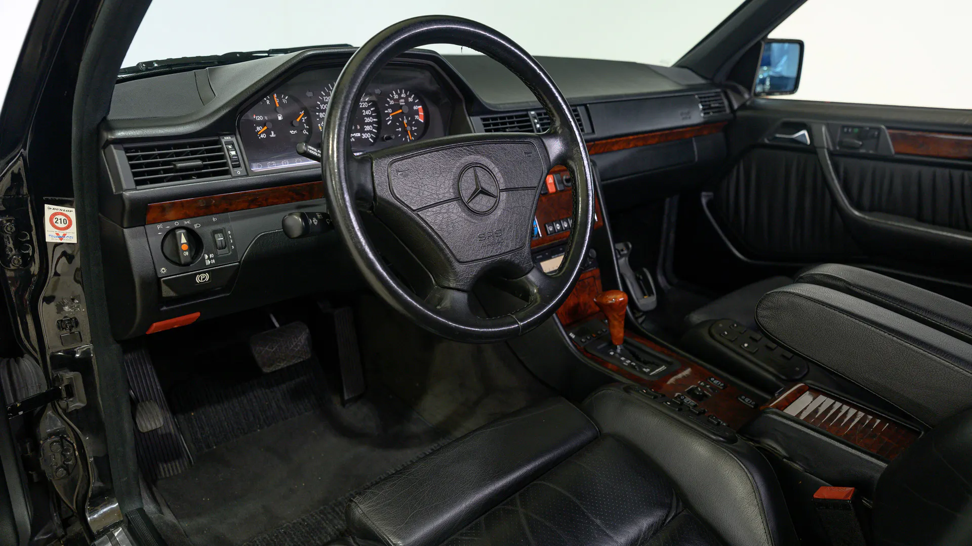 MB26r00231993MercedesBenz500EAMG6.0031