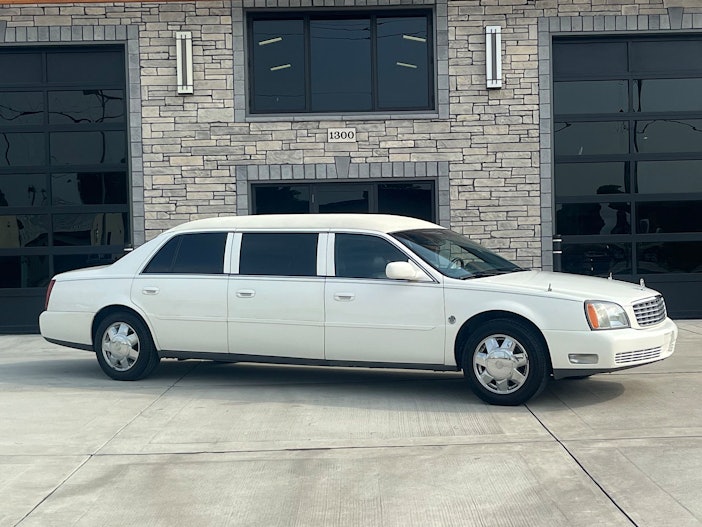 2005 Cadillac DeVille Limousine by Federal Coach