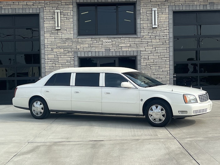 2005 Cadillac DeVille Limousine by Federal Coach